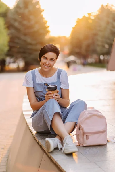 Jovem Com Xícara Café Reutilizável Pôr Sol Estilo Vida Sustentável — Fotografia de Stock