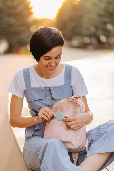 Retrato Estudante Passeio Com Uma Mochila — Fotografia de Stock