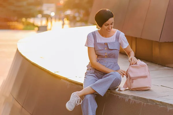 Retrato Estudante Passeio Com Uma Mochila — Fotografia de Stock