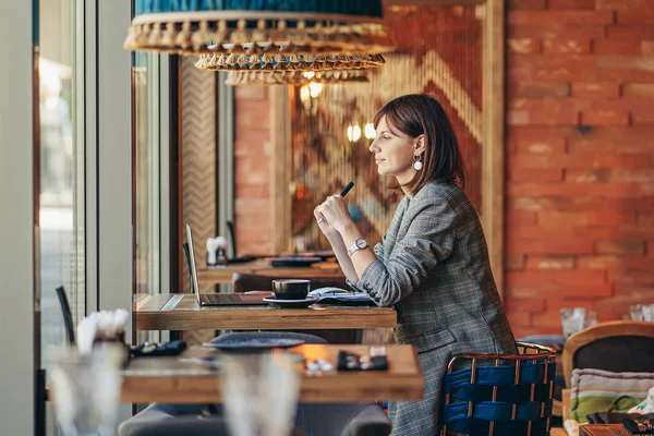 Jovem Mulher Negócios Blazer Cinza Sentada Mesa Café Escrevendo Caderno — Fotografia de Stock