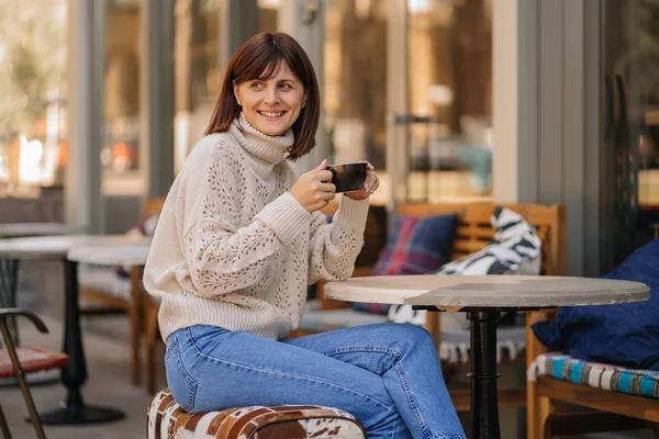 Mulher Bonita Suéter Quente Sentado Mesa Terraço Café Beber Café — Fotografia de Stock