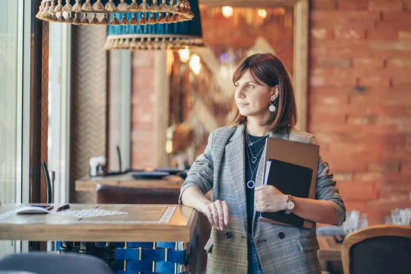 Jovem Mulher Blazer Com Laptop Reserve Café Perto Janela Profissões — Fotografia de Stock