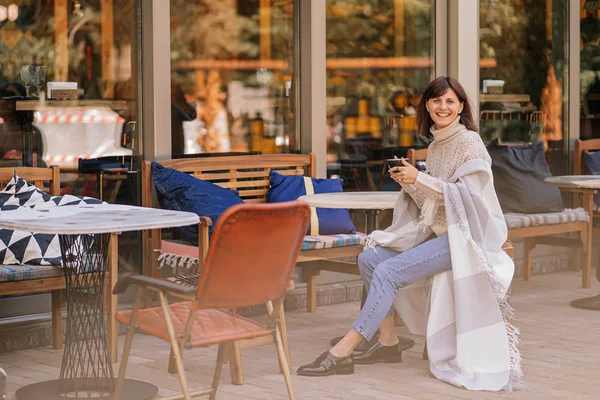 Menina Bonita Descansando Bebendo Café Sentado Café Terraço Envolto Cobertor — Fotografia de Stock