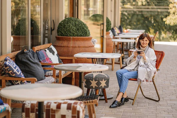 Menina Bonita Descansando Bebendo Café Sentado Café Terraço Envolto Cobertor — Fotografia de Stock