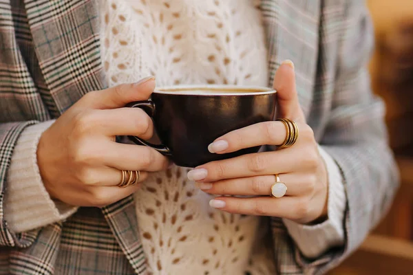 Hermosa Mujer Joven Suéter Caliente Bebiendo Café Mañana Otoño — Foto de Stock