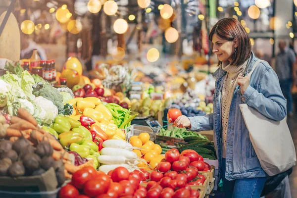 Vrouw Kiest Groenten Fruit Voedselmarkt Herbruikbare Eco Tas Voor Winkelen — Stockfoto