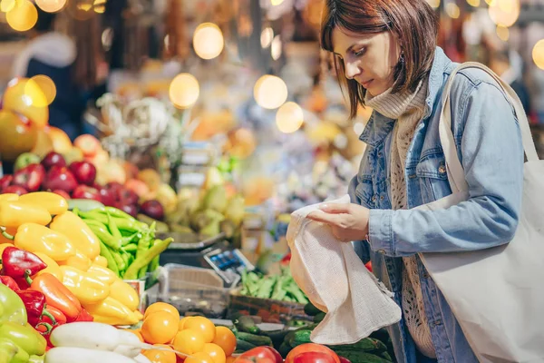 Jonge Vrouw Zet Groenten Fruit Katoen Produceren Tas Voedselmarkt Herbruikbare — Stockfoto