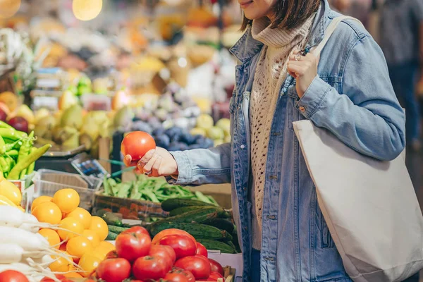 Vrouw Kiest Groenten Fruit Voedselmarkt Herbruikbare Eco Tas Voor Winkelen — Stockfoto