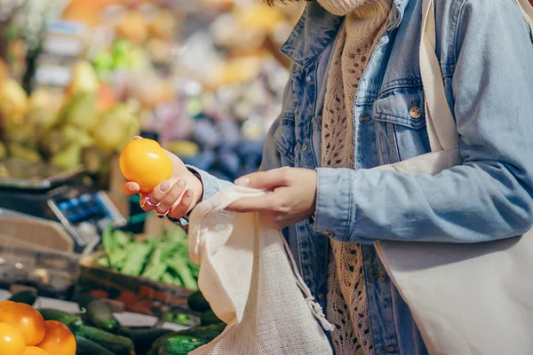 Jonge Vrouw Zet Groenten Fruit Katoen Produceren Tas Voedselmarkt Herbruikbare — Stockfoto