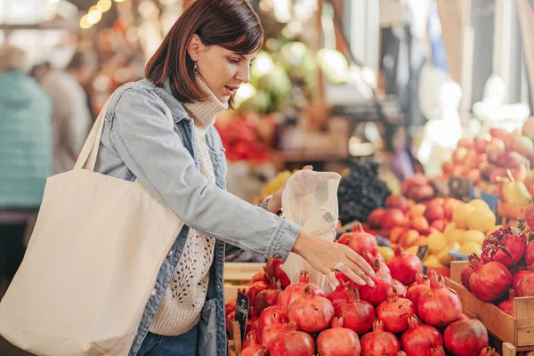 Женщина Выбирает Фрукты Овощи Продовольственном Рынке Многоразовая Экосумка Покупок Устойчивый — стоковое фото