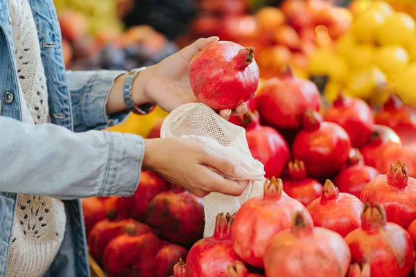 女性の手は 食品市場で綿の生産袋に果物や野菜を置きます 買い物に再利用可能なエコバッグ 持続可能なライフスタイル 環境にやさしいコンセプト — ストック写真