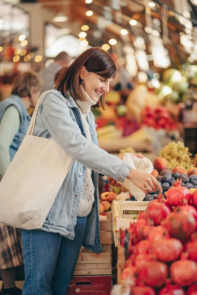 Jonge Vrouw Zet Groenten Fruit Katoen Produceren Tas Voedselmarkt Herbruikbare — Stockfoto