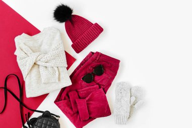 Beyaz arka plan üzerinde kazak, çanta ve eldiven ile Vinous kış şapka ve pantolon. Kadın şık sonbahar veya kış kıyafeti. Modaya uygun giysi kolajı. Düz döşeme, üst görünüm.