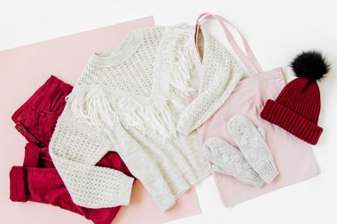 Gri sıcak örme kazak, beyaz arka plan üzerinde vinous kış şapka ve pantolon ile eldiven. Kadın şık sonbahar veya kış lık giysiler. Düz döşeme, üst görünüm.