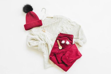 Gri sıcak örgü kazak vinous kış şapka ve pantolon beyaz arka plan. Kadın şık sonbahar veya kış lık giysiler. Düz döşeme, üst görünüm.