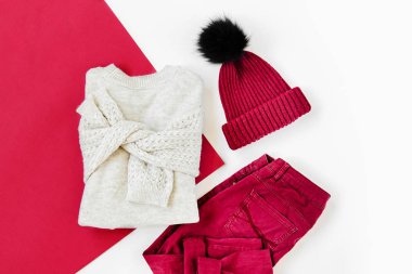 Beyaz arka planda kazak ile Vinous kış şapka ve pantolon. Kadın şık sonbahar veya kış lık giysiler. Modaya uygun giysi kolajı. Düz döşeme, üst görünüm.