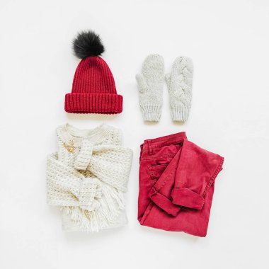 Gri sıcak örme kazak, beyaz arka plan üzerinde vinous kış şapka ve pantolon ile eldiven. Kadın şık sonbahar veya kış lık giysiler. Düz döşeme, üst görünüm.