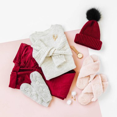 Gri sıcak örme kazak, beyaz arka plan üzerinde vinous kış şapka ve pantolon ile eldiven. Kadın şık sonbahar veya kış lık giysiler. Düz döşeme, üst görünüm.