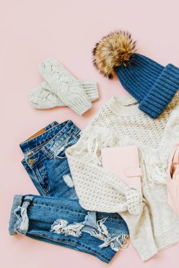 Mavi kot pantolon, kazak ve beyaz arka plan sırt çantası ile eldiven. Kadın şık sonbahar veya kış lık giysiler. Modaya uygun giysi kolajı. Düz döşeme, üst görünüm.