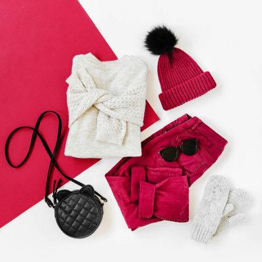 Beyaz arka plan üzerinde kazak, çanta ve eldiven ile Vinous kış şapka ve pantolon. Kadın şık sonbahar veya kış kıyafeti. Modaya uygun giysi kolajı. Düz döşeme, üst görünüm.