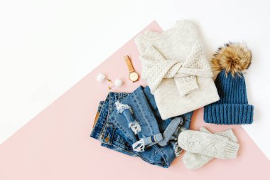 Kot pantolon, kazak ve beyaz arka plan üzerinde eldiven ile Mavi kış şapka. Kadın şık sonbahar veya kış lık giysiler. Modaya uygun giysi kolajı. Düz döşeme, üst görünüm.