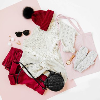 Beyaz arka plan üzerinde kazak, çanta ve eldiven ile Vinous kış şapka ve pantolon. Kadın şık sonbahar veya kış kıyafeti. Modaya uygun giysi kolajı. Düz döşeme, üst görünüm.