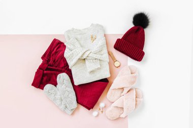 Gri sıcak örme kazak, beyaz arka plan üzerinde vinous kış şapka ve pantolon ile eldiven. Kadın şık sonbahar veya kış lık giysiler. Düz döşeme, üst görünüm.