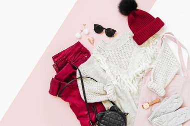 Beyaz arka plan üzerinde kazak, çanta ve eldiven ile Vinous kış şapka ve pantolon. Kadın şık sonbahar veya kış kıyafeti. Modaya uygun giysi kolajı. Düz döşeme, üst görünüm.