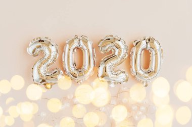 2020 rakamları şeklinde folyo balonlar. Yeni yıl kutlaması. Altın ve gümüş Hava Balonları. Tatil parti dekorasyon. 
