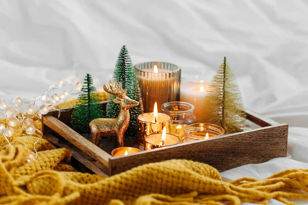 Holztablett Mit Brennenden Kerzen Und Weihnachtsdekoration Darauf Mit Warmem Karo — Stockfoto