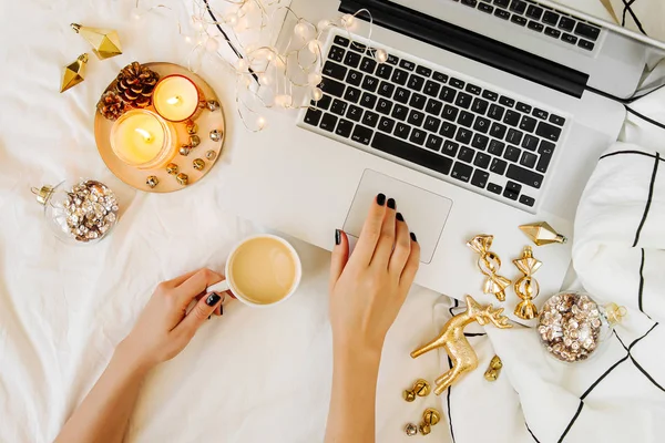 Compras Línea Navidad Mujer Tiene Café Compra Regalos Línea Ordenador — Foto de Stock