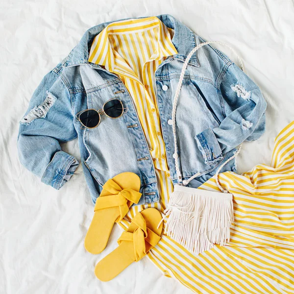 Blaue Jeansjacke Und Gelbes Kleid Mit Tasche Und Hausschuhen Auf — Stockfoto