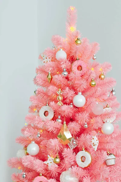 Árbol Navidad Rosa Decoraciones Navideñas Color Blanco Dorado Fondo Navidad —  Fotos de Stock