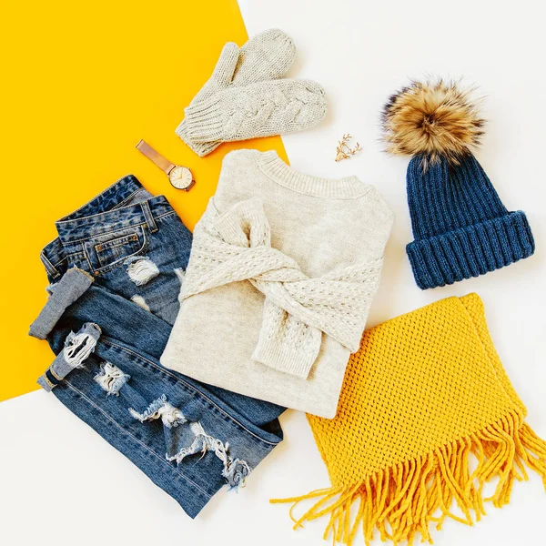 蓝色冬帽 白色背景有牛仔裤 手套和黄色围巾 女士时尚的秋冬套装 时髦的服装拼贴画 顶视图 — 图库照片