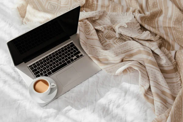 Laptop Tazza Caffè Letto Bianco Con Plaid Beige Concetto Lavoro — Foto Stock