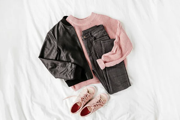 Chaqueta Cuero Suéter Cálido Rosa Pálido Con Zapatillas Deporte Sábana — Foto de Stock