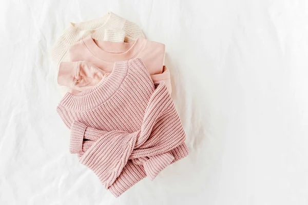 침대에 분홍색과 따뜻한 스웨터 여성의 세련된 아늑한 — 스톡 사진