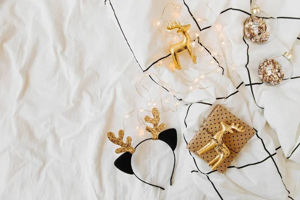 Χριστουγεννιάτικα Στολίδια Και Δώρα Λευκό Κρεβάτι Μια Κουβέρτα Ιδέα Των — Φωτογραφία Αρχείου
