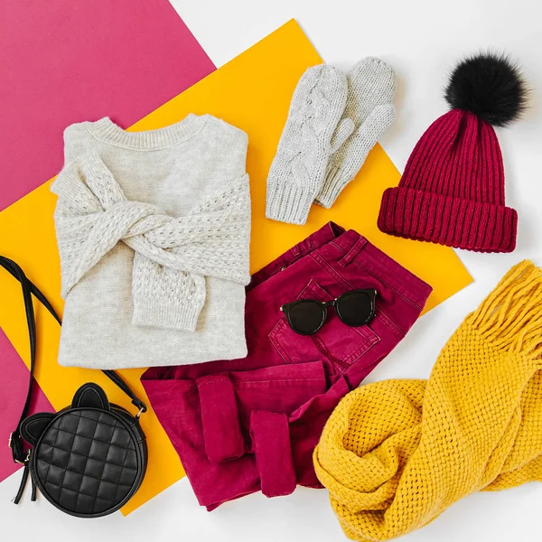 Beyaz arka planda kazak, çanta ve sarı eşarp ile Vinous kış şapka ve pantolon. Kadın şık sonbahar veya kış kıyafeti. Modaya uygun giysi kolajı. Düz döşeme, üst görünüm.