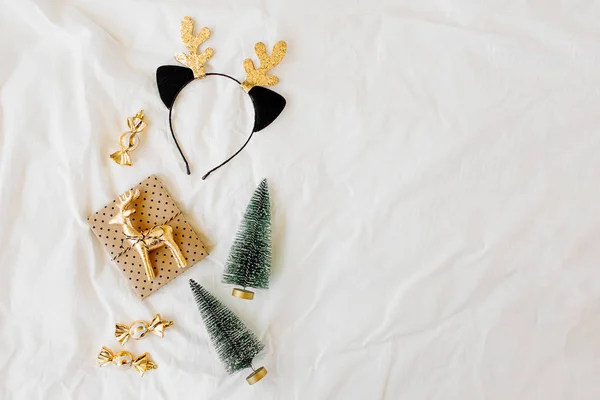 白いベッドの上のクリスマスの飾りや贈り物 ホリデーコンセプト フラットレイ トップビュー — ストック写真