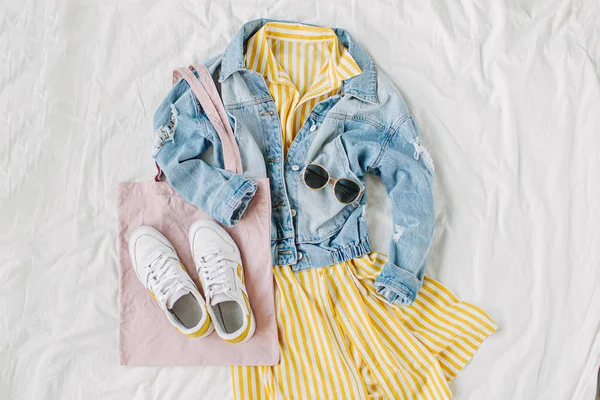 Veste Jean Bleu Robe Jaune Avec Sac Baskets Sur Lit — Photo