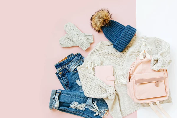 Mavi kot pantolon, kazak ve beyaz arka plan sırt çantası ile eldiven. Kadın şık sonbahar veya kış lık giysiler. Modaya uygun giysi kolajı. Düz döşeme, üst görünüm.