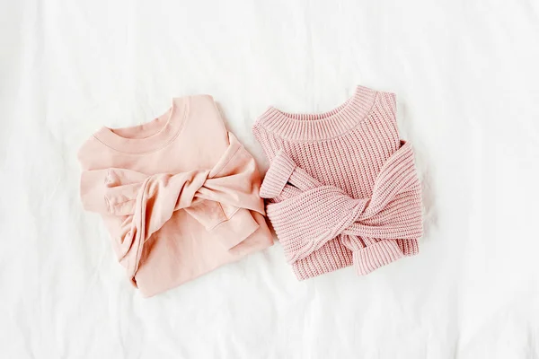 Deux Pulls Chauds Rose Pâle Sur Lit Des Vêtements Automne — Photo