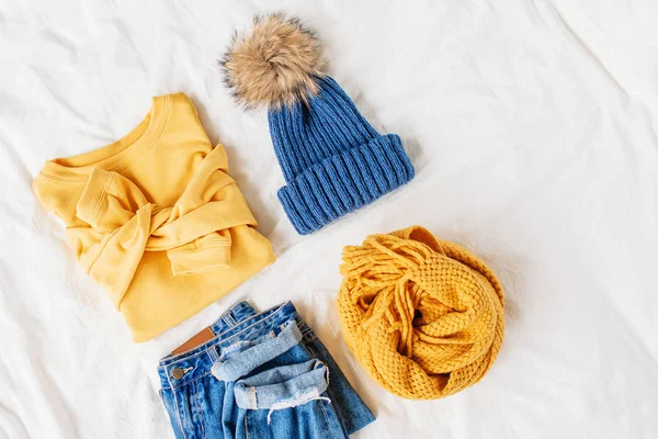 Accogliente Maglione Giallo Blue Jeans Sciarpa Cappello Sul Letto Lenzuolo — Foto Stock