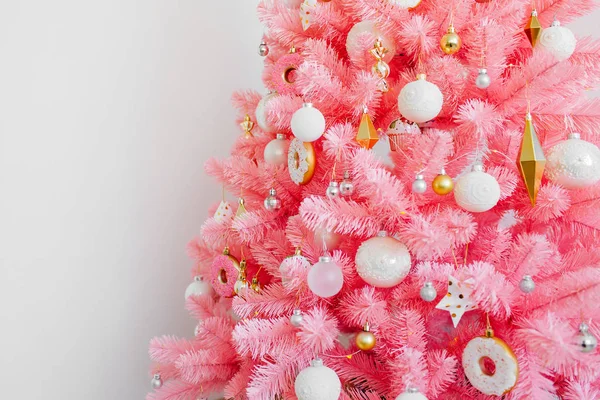 Árbol Navidad Rosa Decoraciones Navideñas Color Blanco Dorado Fondo Navidad —  Fotos de Stock