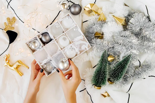 Las Manos Femeninas Sostienen Conjunto Bolas Navidad Decoraciones Cama Blanca — Foto de Stock