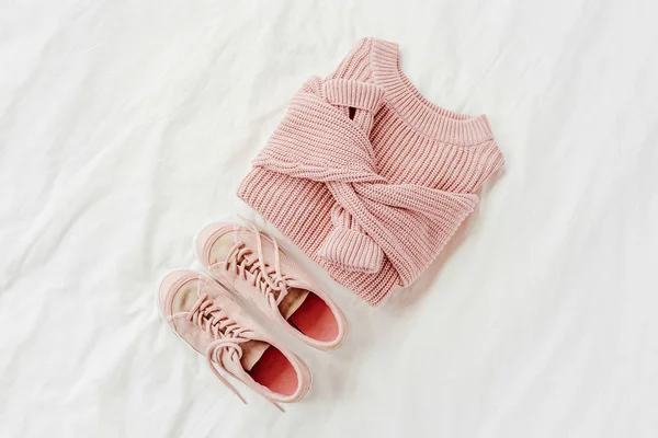 Suéter Cálido Rosa Pálido Zapatillas Deporte Cama Ropa Otoño Invierno —  Fotos de Stock