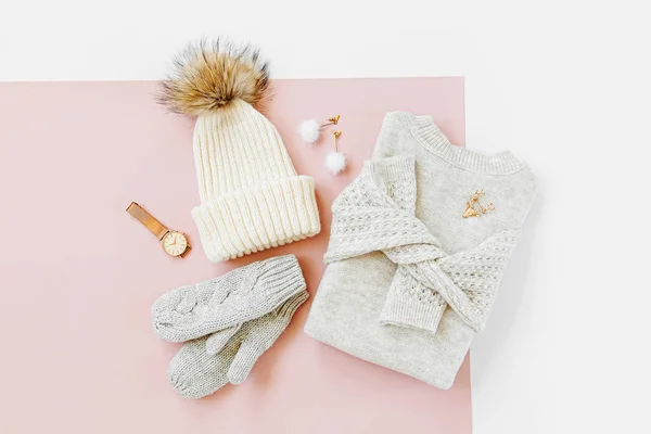 灰色温暖的针织毛衣与冬季帽子 淡粉色背景的手套 女装时尚冬装 顶视图 — 图库照片
