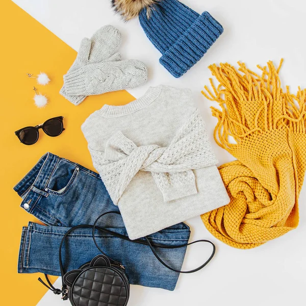 蓝色冬帽 白色背景有牛仔裤 手袋和黄色围巾 女士时尚的秋冬套装 时髦的服装拼贴画 顶视图 — 图库照片