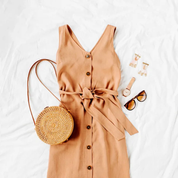 Robe Beige Avec Sac Bambou Accessoires Sur Lit Blanc Tenue — Photo